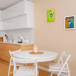 Sunny 1br With Balcony