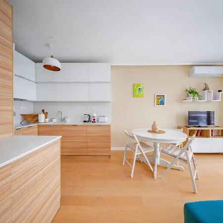 Sunny 1br With Balcony