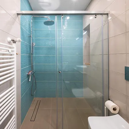 Sunny 1br With Balcony