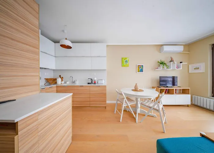 Sunny 1br With Balcony