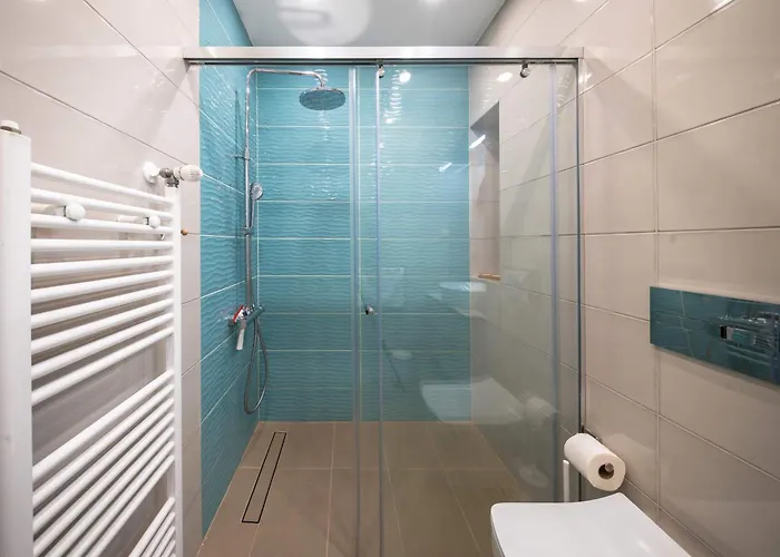 Sunny 1br With Balcony